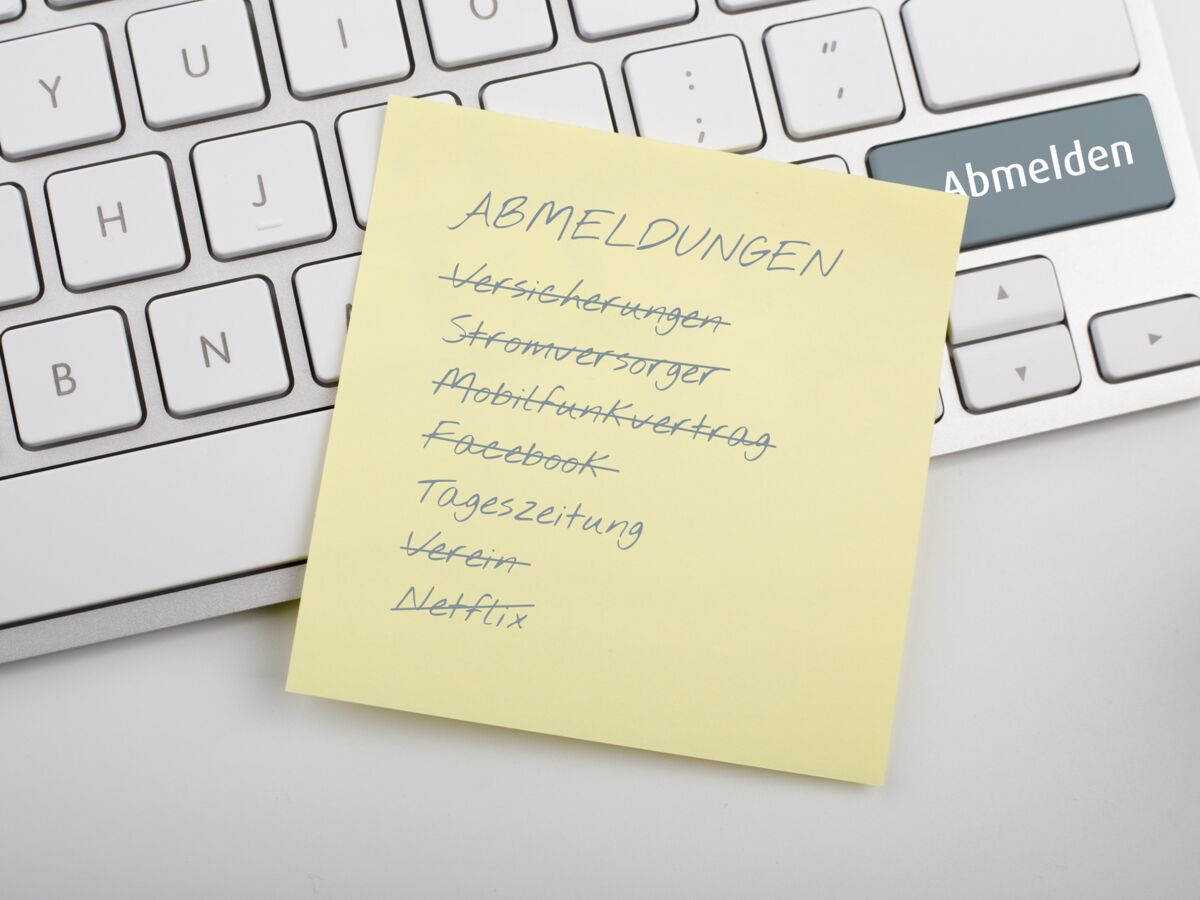Block und Füller darauf sind Abmeldungen durchgestrichen wie Versicherungen, Stromversorger, Mobilfunkvertrag, Facebook, Verein und Netflix