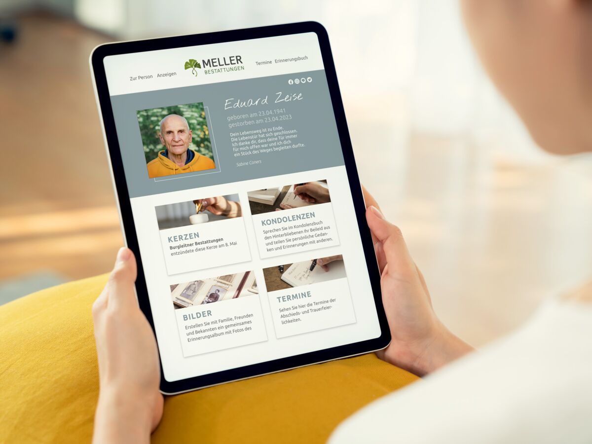 Eine Frau öffnet eine Gedenkseite auf dem Tablet